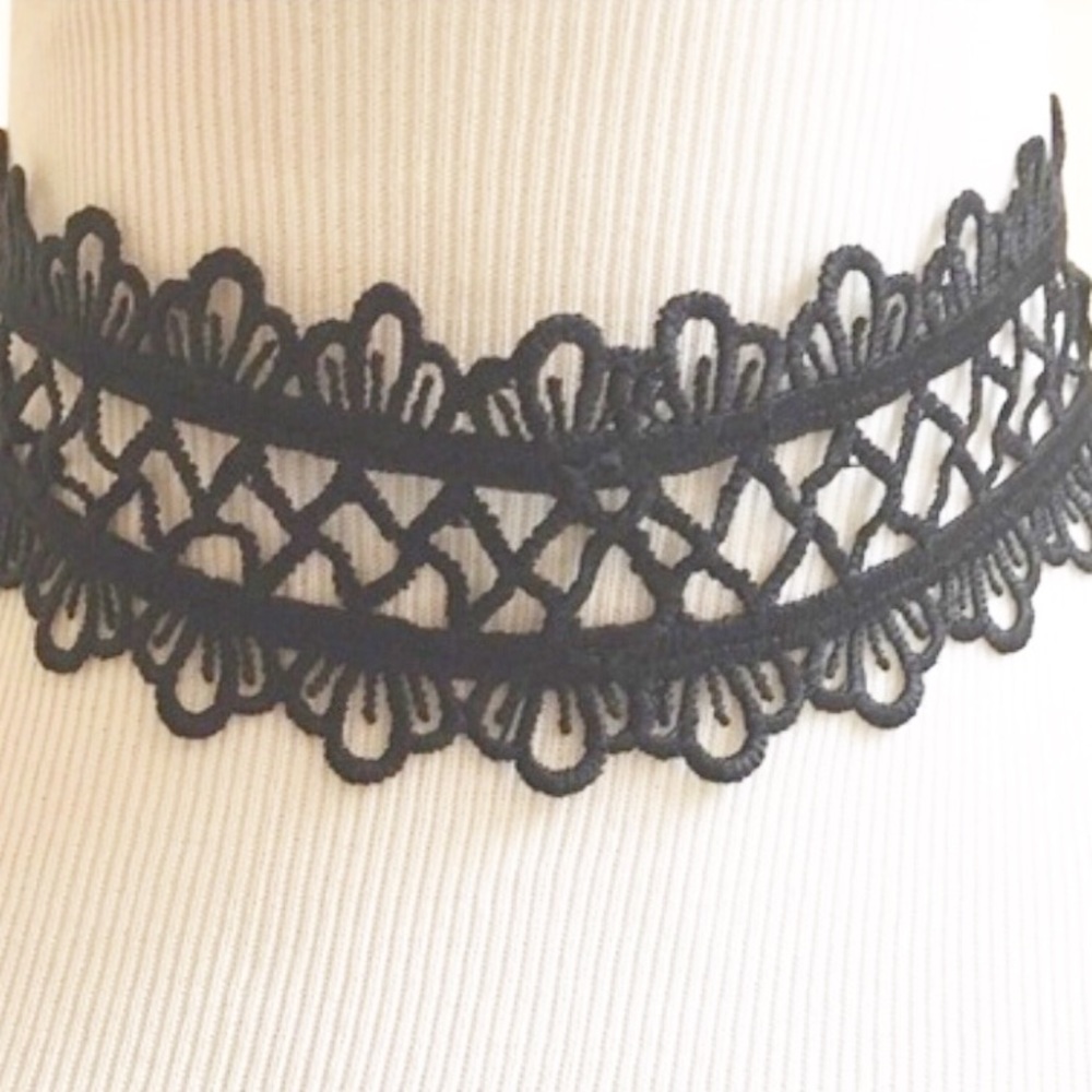 Beautiful Lace Choker - Picture 2 of 4